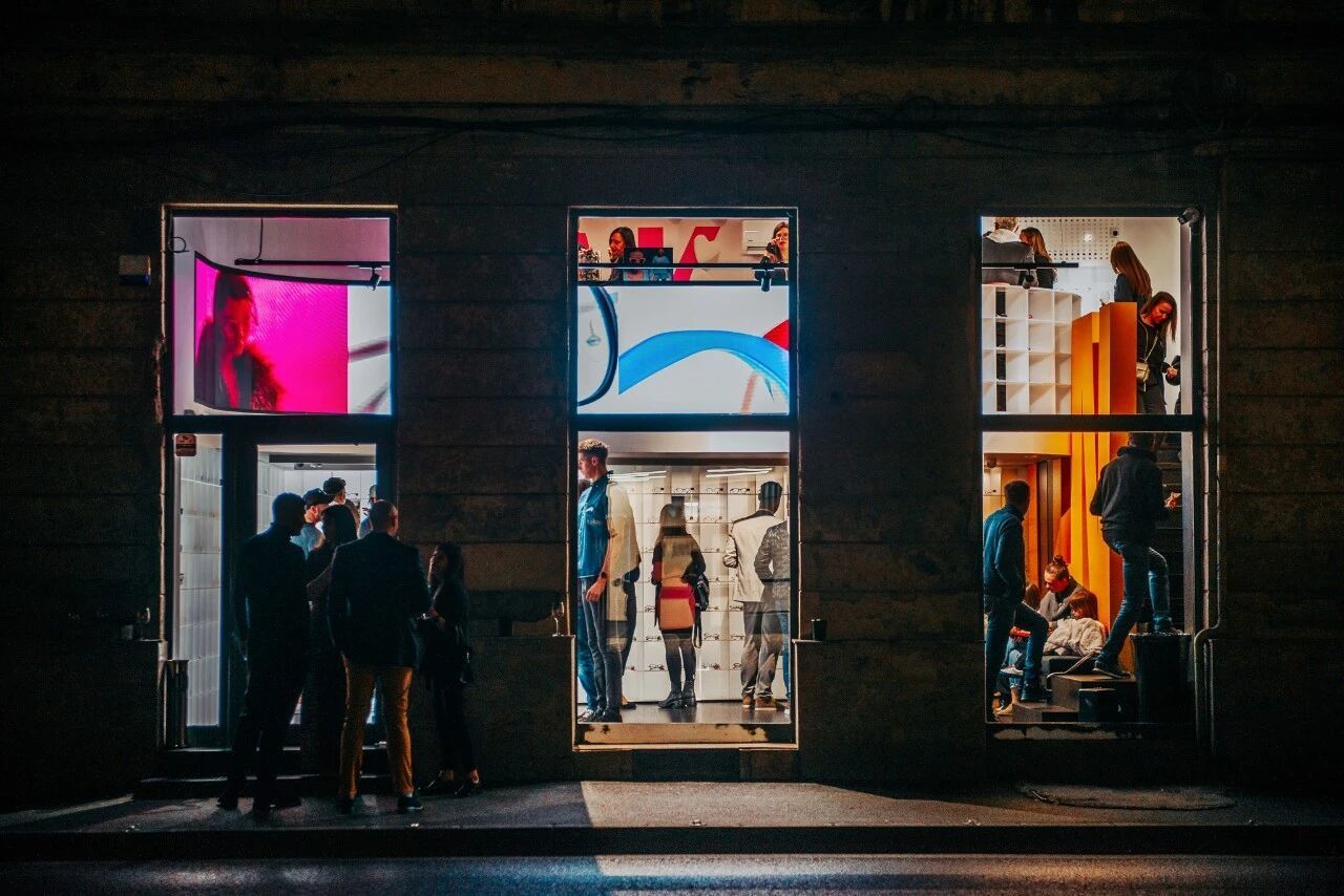 Latest company case about Blueshine Series: Seamless Corner-Splicing LED Display for Retail
